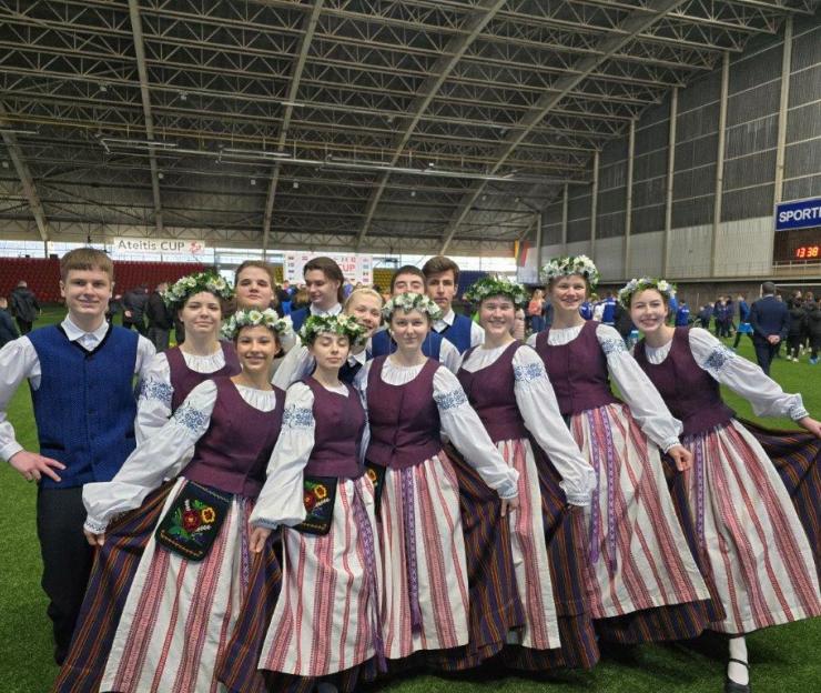 Šokių kolektyvas ,,Volungė” futbolo turnyro ,,Ateitis CUP’2024 SPRING” uždarymo ceremonijoje