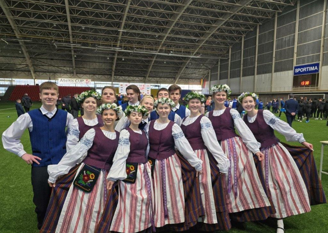 Šokių kolektyvas ,,Volungė” futbolo turnyro ,,Ateitis CUP’2024 SPRING” uždarymo ceremonijoje