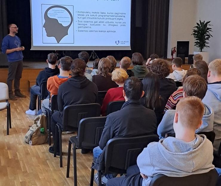 VGTU dėstytojas doc. dr. Pavel Stefanovič, kuris mokiniams skaitė paskaitą  „Dirbtinio intelekto taikymas šiuolaikinėse sistemose“