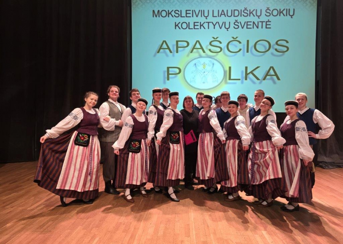 Šokių kolektyvas „Volungė‘‘ šventėje „Apasčios polka“ Biržuose