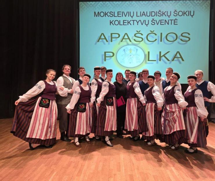 Šokių kolektyvas „Volungė‘‘ šventėje „Apasčios polka“ Biržuose