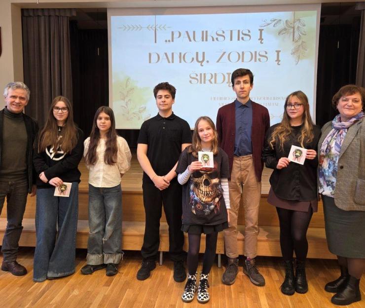 Meninio skaitymo konkursas ,,Paukštis į dangų, žodis į širdį“