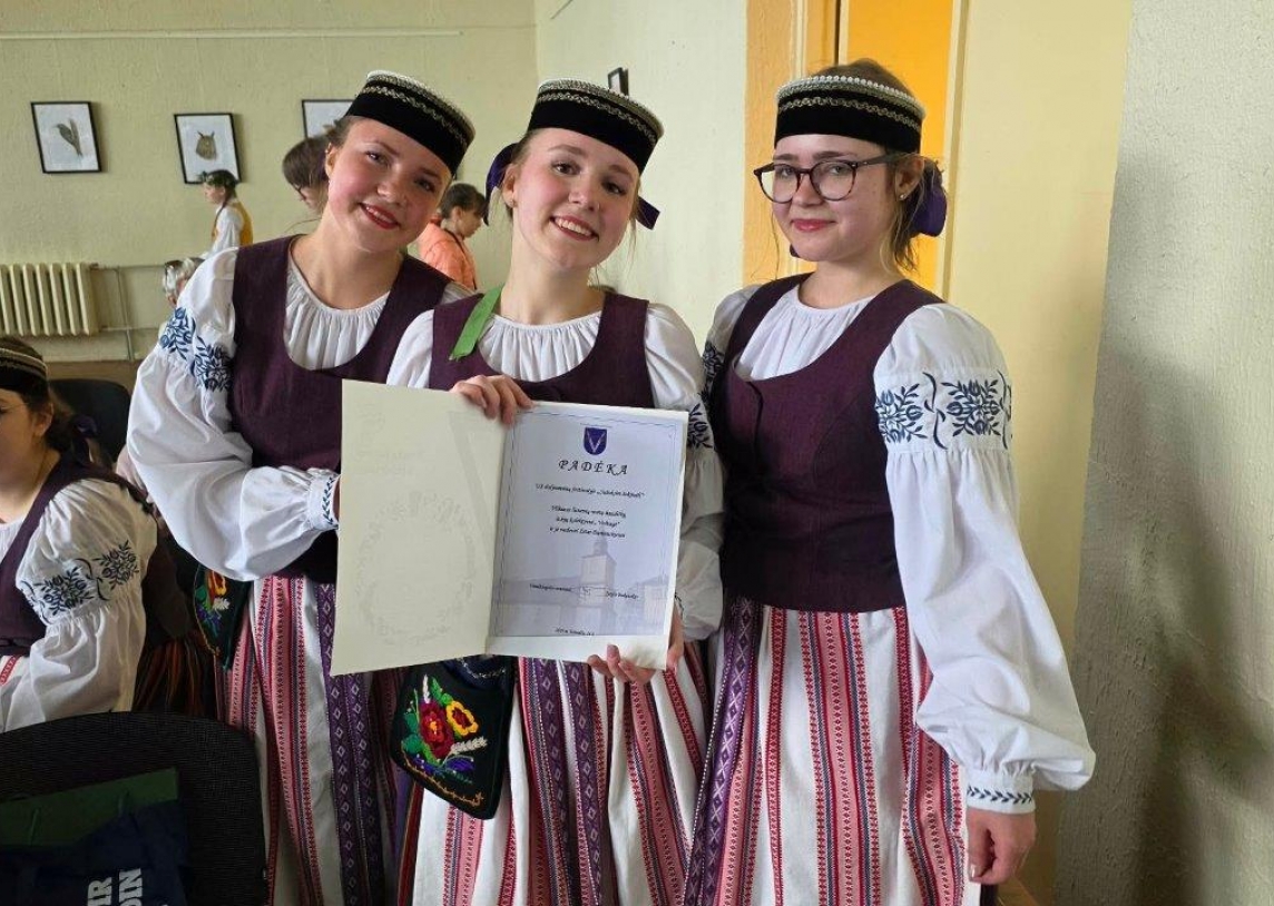 Šokių kolektyvas festivalyje „Sušoksim šokimėlį“ Vandžiogaloje