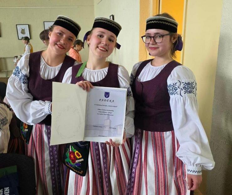 Šokių kolektyvas festivalyje „Sušoksim šokimėlį“ Vandžiogaloje
