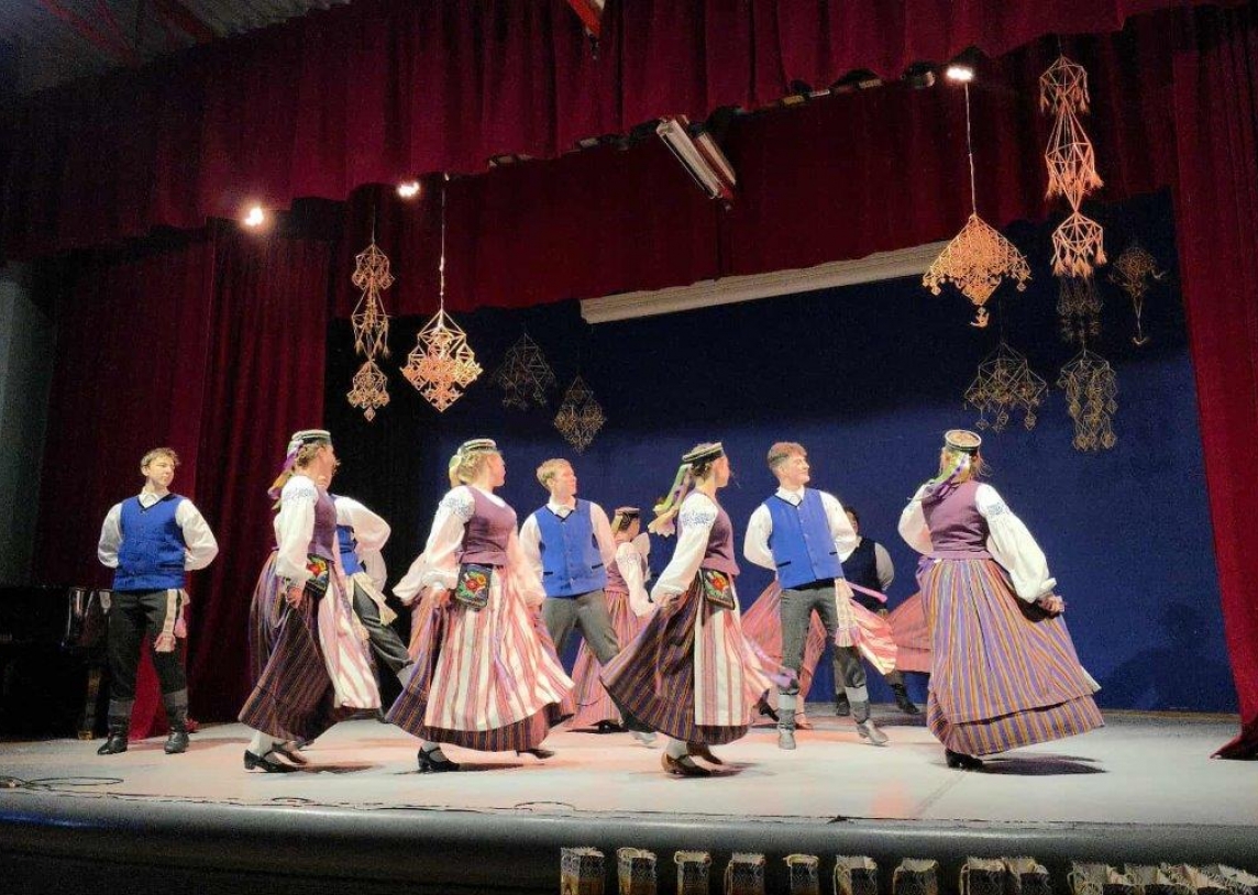 Šokių kolektyvas „Volungė“ dalyvauja Šalčininkų Lietuvos Tūkstantmečio gimnazijos rengiamoje šventėje „Šalčios aleliumai“