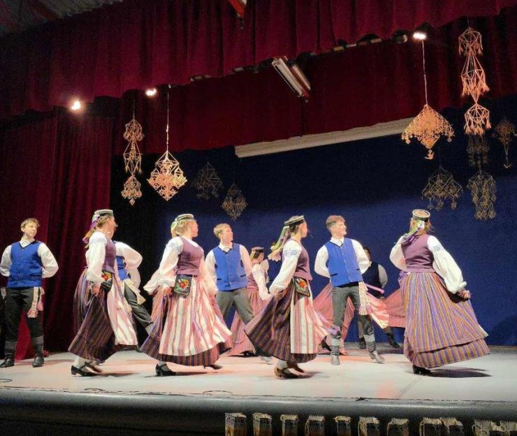 Šokių kolektyvas „Volungė“ dalyvauja Šalčininkų Lietuvos Tūkstantmečio gimnazijos rengiamoje šventėje „Šalčios aleliumai“