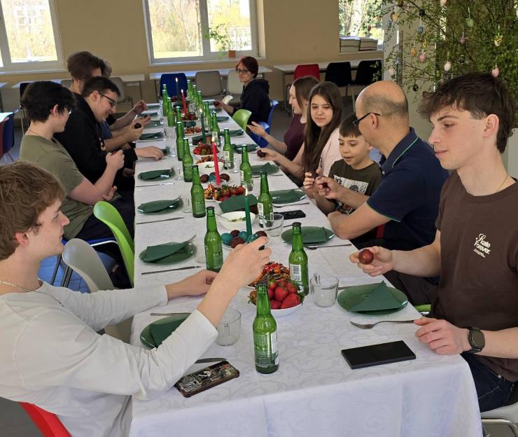 Šventų Velykų belaukiant gimnazijos bendrabutyje