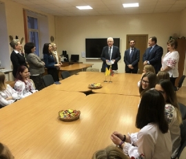 Vilniaus lietuvių namuose lankėsi Ukrainos ambasados Lietuvoje nepaprastasis ir įgaliotasis ambasadorius Volodymyr Yatsenkivskyi su žmona bei diplomatas, trečiasis sekretorius Dmytro Serov