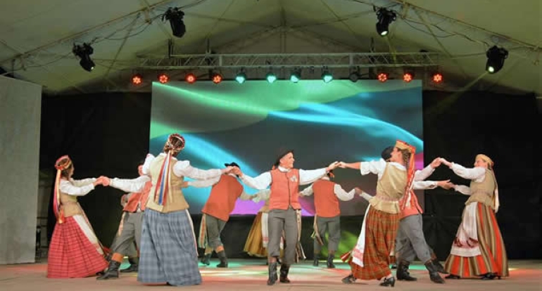 Liaudiškų šokių grupė „Kalnapušė“ koncertavo Berisso mieste